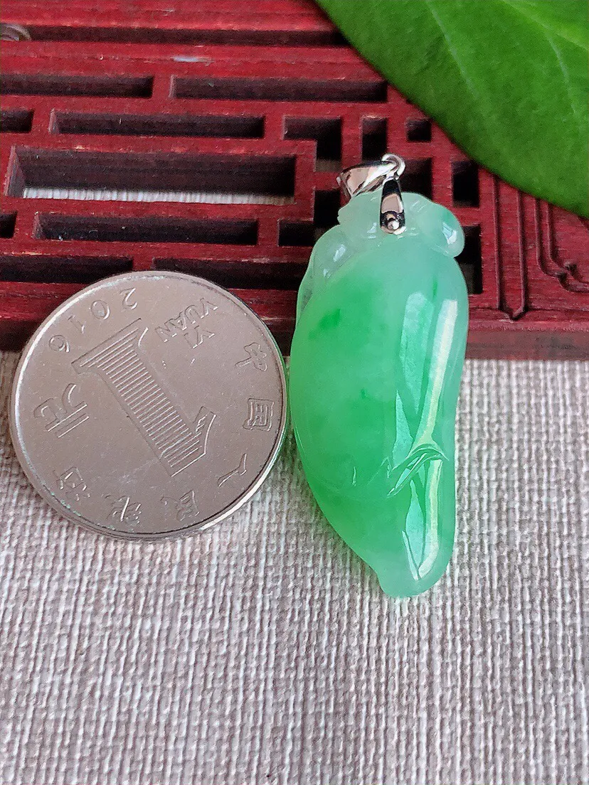 a货翡翠老坑冰种18K金扣头飘绿福瓜吊坠 尺寸36×15×8.4mm 重量8.50g 0629