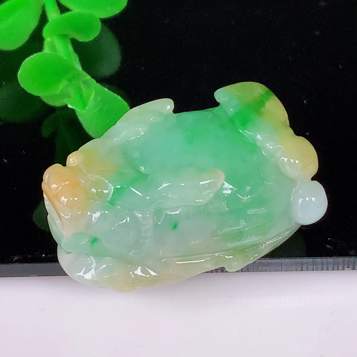 自然光实拍，冰润冰糯种双彩黄加绿翡翠招财貔貅吊坠，民间有“一摸貔貅运程旺盛，再摸貔貅财运滚滚，三摸貔貅平步青云 ”的美好祝愿。#02.28