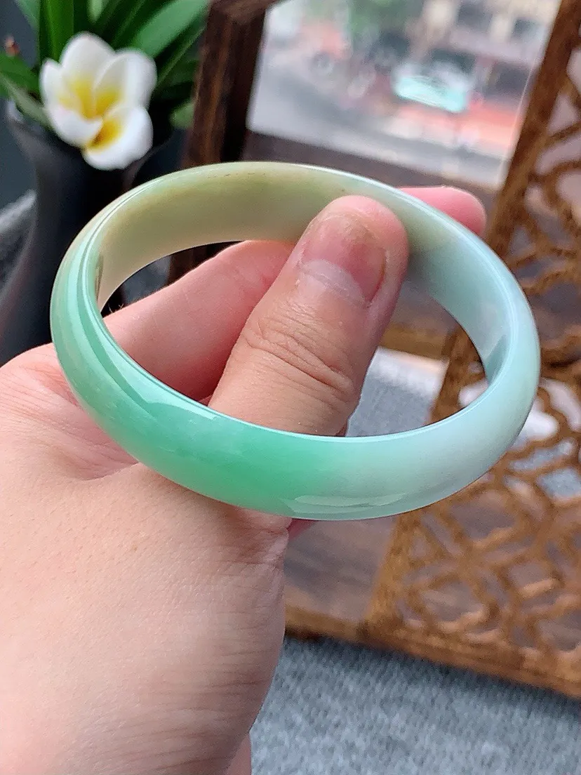 a货翡翠老坑黄加绿双彩贵妃手镯54-55圈口尺寸54.3×48×13.4×5.7mm 重量37.60g 0619
