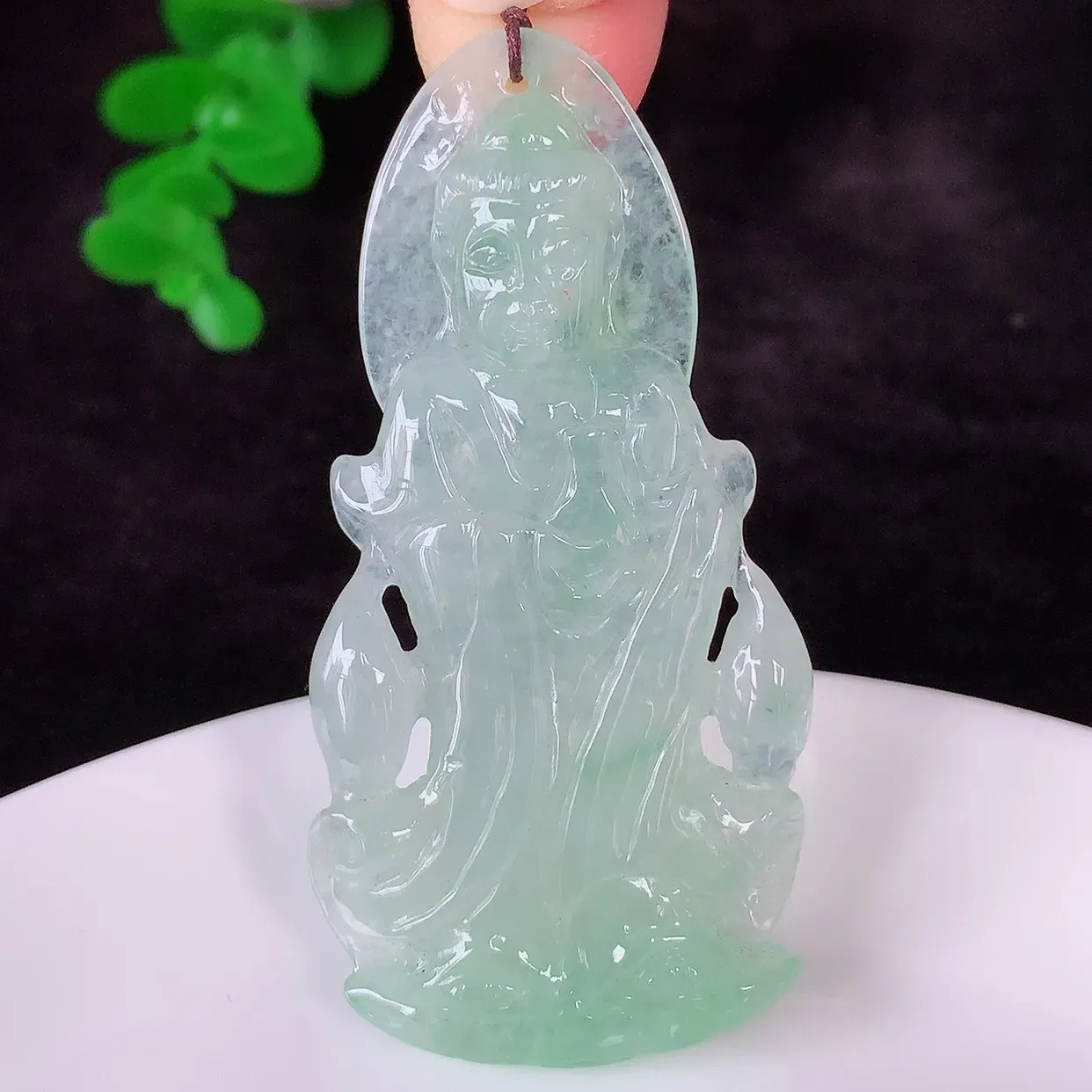 自然光实拍，冰种飘绿翡翠正装观音吊坠，赐福翡翠观音，翠色迷人，观音面相端庄，佩戴时尚出众！#02.2