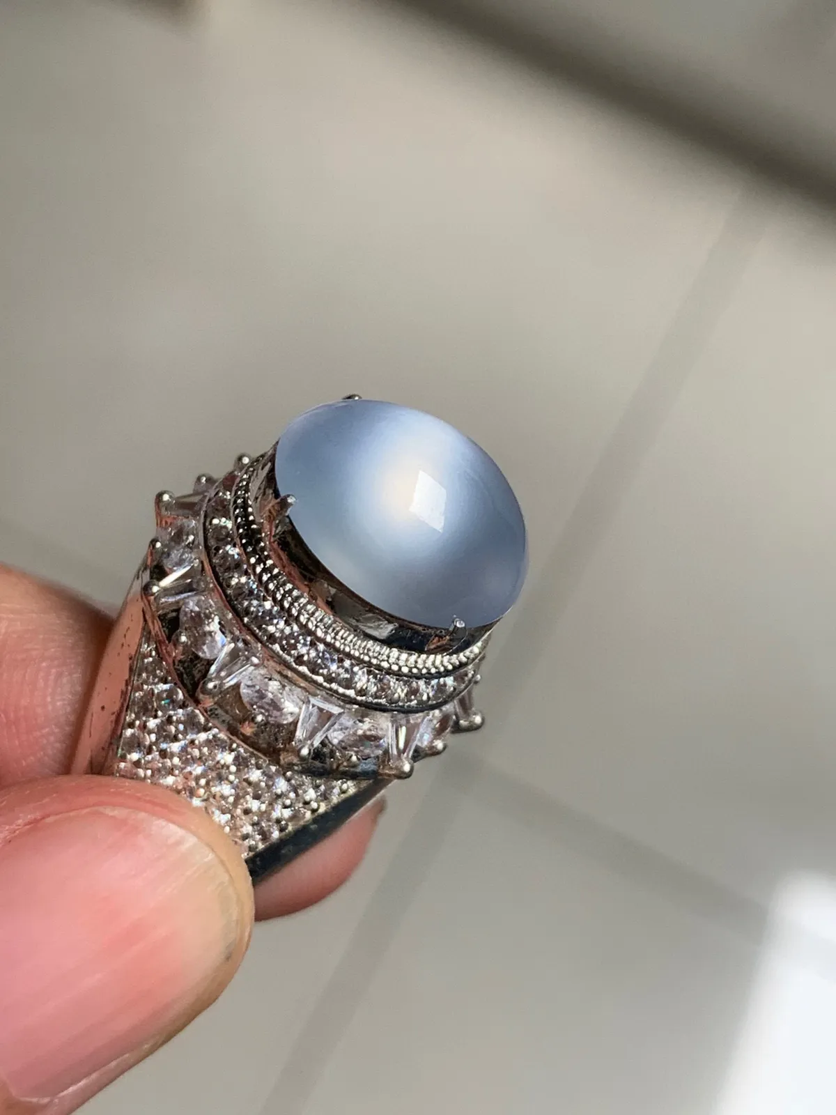 玻璃种茅台白戒面
无纹裂，老坑种强荧光，钢性十足纯净饱满品相好