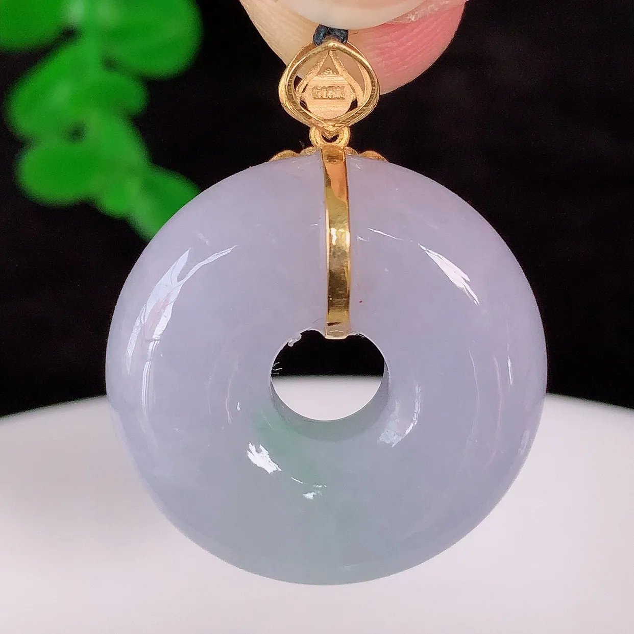自然光实拍，18K金镶嵌水润冰糯种紫底飘花翡翠平安扣吊坠，翡翠平安扣，冰润光泽，寓意平平安安，平安扣佩戴时尚漂亮！#72.28整体29.5*23.5*10裸石23.5*23.5