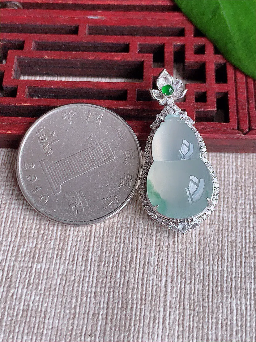 a货翡翠老坑冰种18K金伴钻镶嵌飘花葫芦吊坠 尺寸32.4×15×10.2裸石19.6×12mm 重量4.53g 0629
