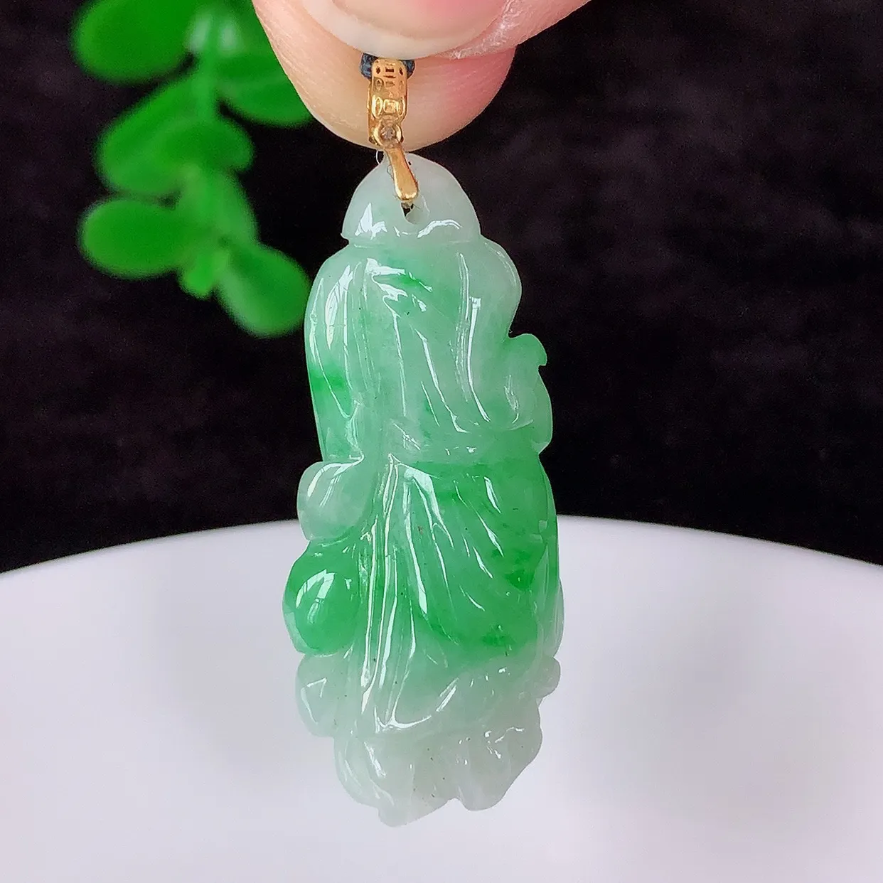 自然光实拍，18K金镶嵌冰润冰糯种飘阳绿翡翠招百财白菜吊坠，百财聚来 财源滚滚，色泽鲜艳，精工水润的白菜，性价比高！#1.28