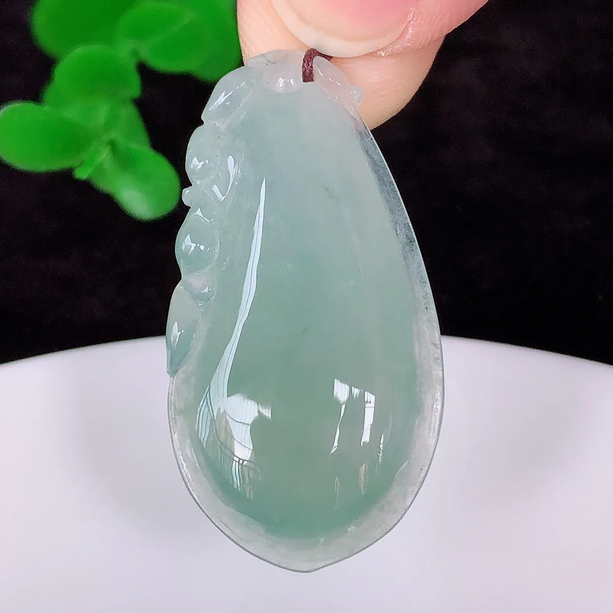 自然光实拍，冰润冰种飘绿翡翠招财福瓜吊坠，翡翠福瓜招财瓜，冰润且起胶感，佩戴效果优雅迷人！#57.2