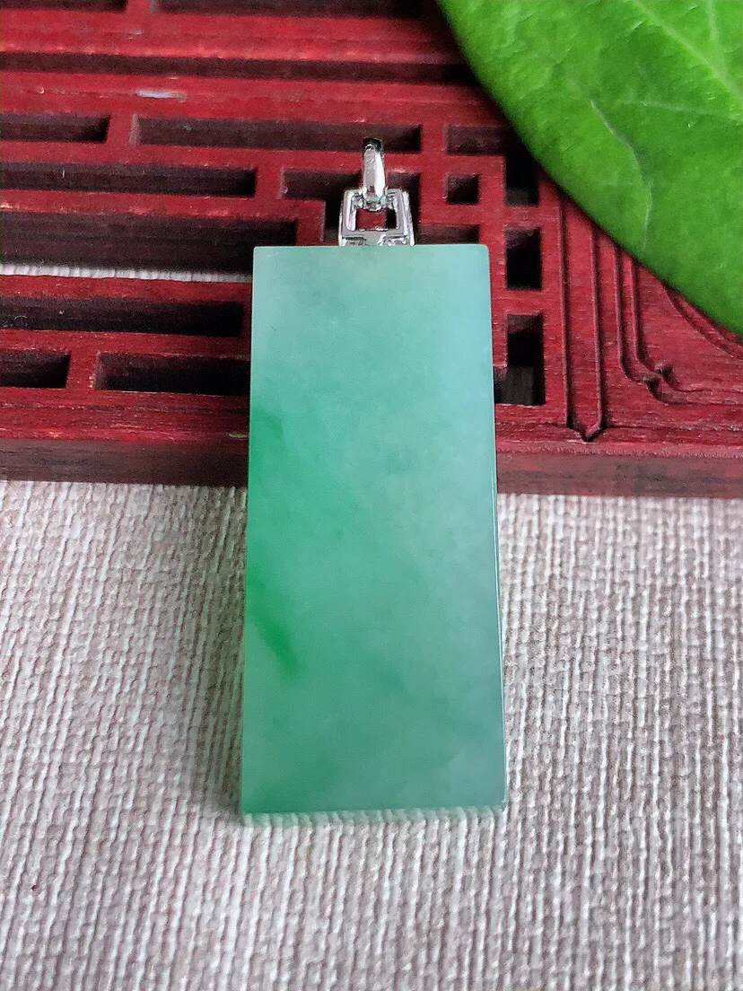 a货翡翠老坑冰种18K金镶嵌飘绿无事牌吊坠 尺寸36.4×15.5×5.4mm 重量11.39g 0629