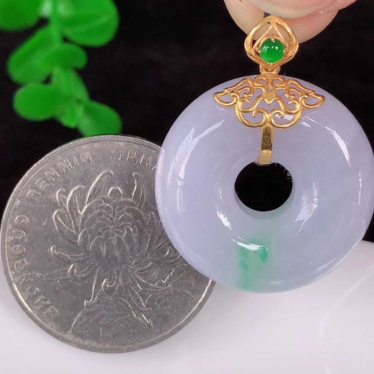 自然光实拍，18K金镶嵌水润冰糯种紫底飘花翡翠平安扣吊坠，翡翠平安扣，冰润光泽，寓意平平安安，平安扣佩戴时尚漂亮！#72.28整体29.5*23.5*10裸石23.5*23.5