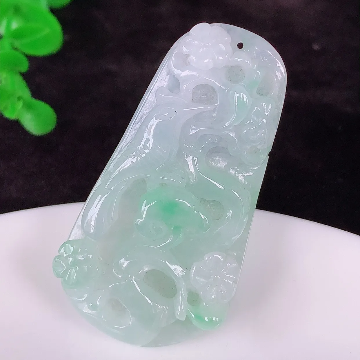 自然光实拍，冰润冰糯种飘绿翡翠喜上眉梢吊坠，花开富贵，种老水足，翠色灵动，寓意美好，佩戴时尚出众！#57.28