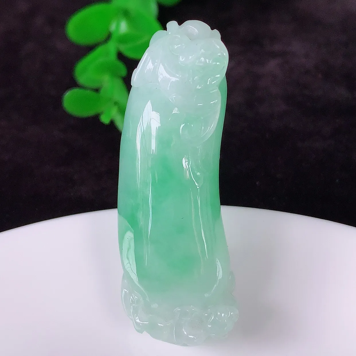 自然光实拍，冰润冰糯种飘绿翡翠招财福瓜吊坠，翡翠福瓜招财瓜，冰润且起胶感，佩戴效果优雅迷人！#46.28