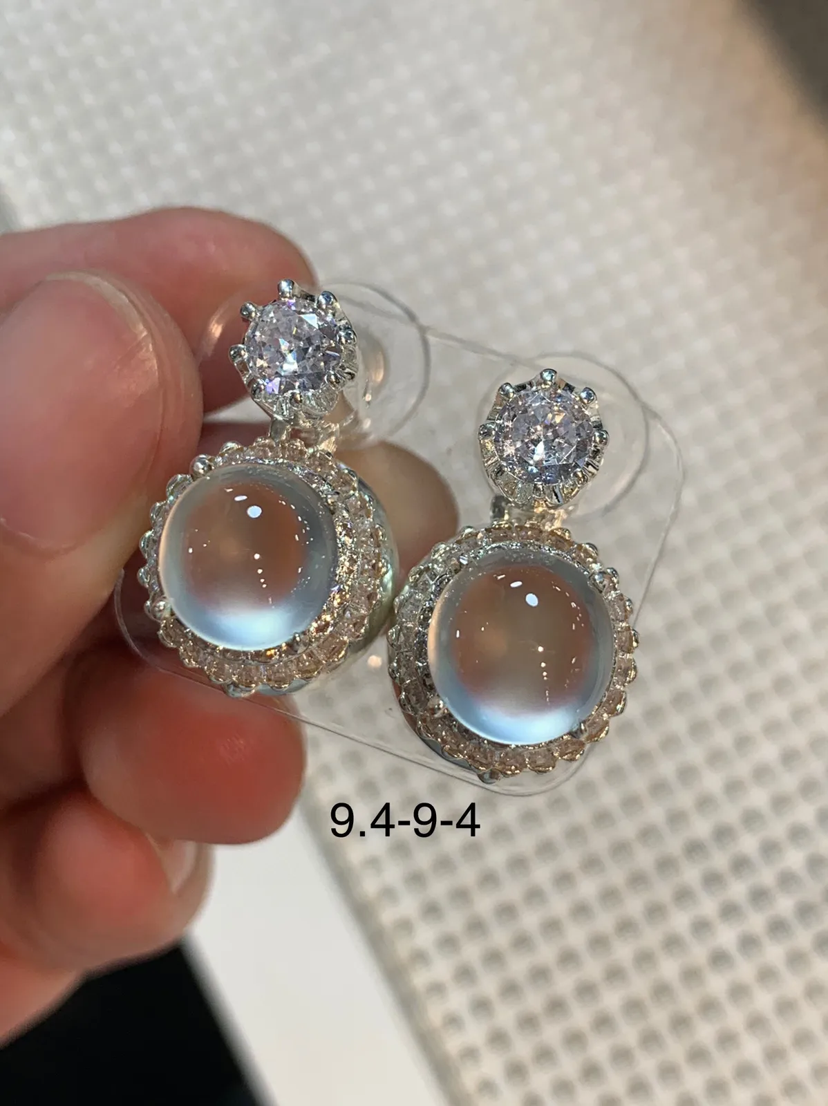 高冰耳钉
无纹裂，老坑种强荧光，钢性十足纯净饱满品相好