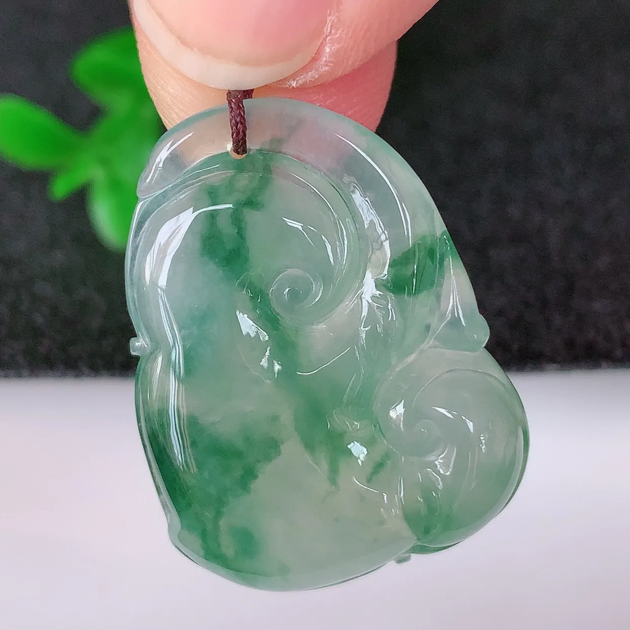 自然光实拍，冰种飘绿花翡翠如意吊坠，翡翠如意，上身效果非常美，饱满大气，工艺美，万事如意，如意一生 #1.28