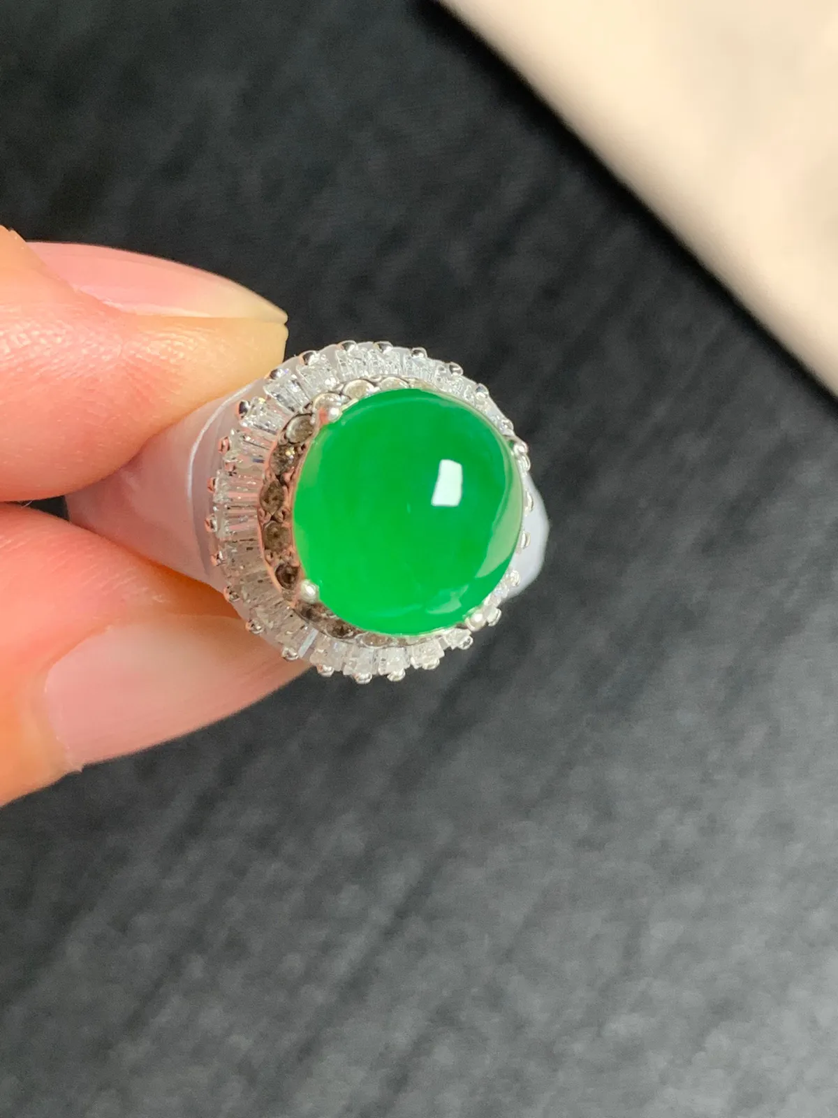 冰阳绿馒头戒面
无纹裂，种好色好品相好，颜色鲜艳明亮，老坑种冰透水灵饱满圆润