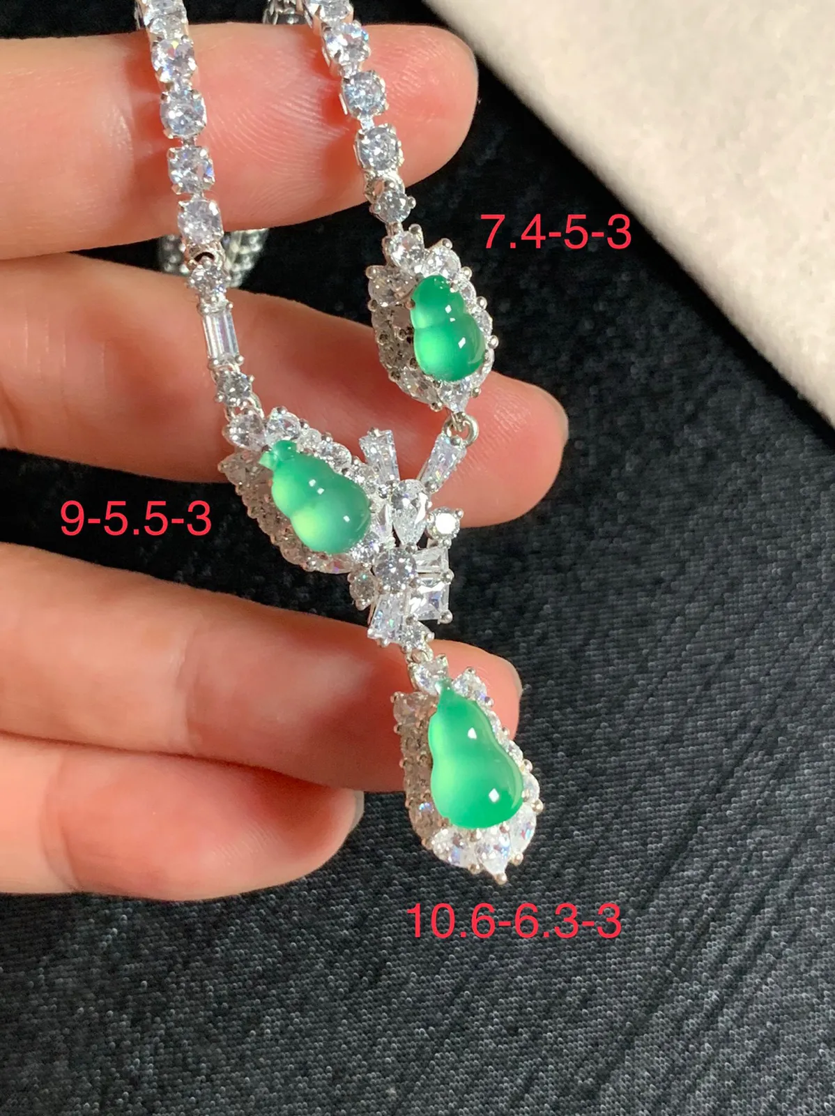 高冰木那甜绿葫芦项链
无纹裂，种好色甜品相好，颜色鲜艳甜美，老坑种冰透水灵纯净饱满