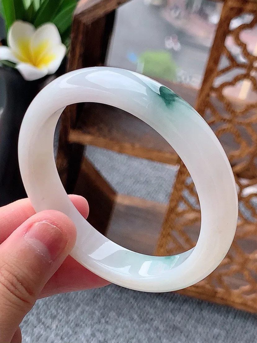 a货翡翠老坑飘花正装正圈手镯55-56圈口  尺寸55.6×12×7.6mm 重量52.56g 0620