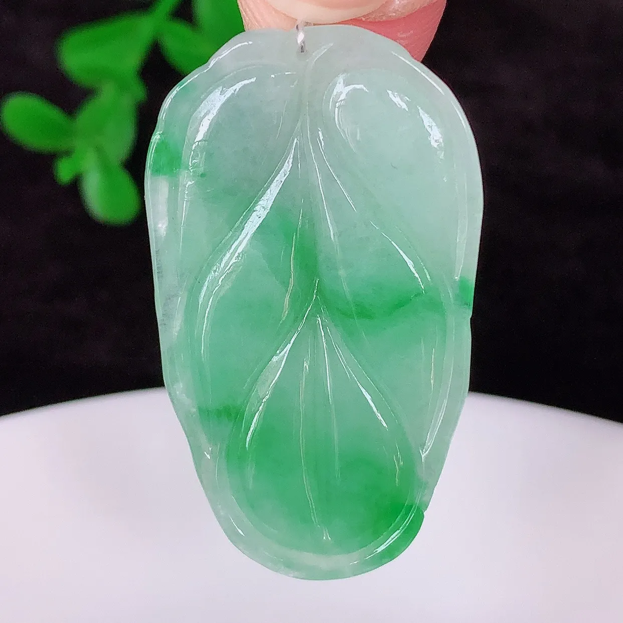 自然光实拍 冰润冰糯种飘阳绿翡翠事业有成叶子吊坠，莹润且起胶，叶子清秀优雅，佩戴大业有成！#35.28