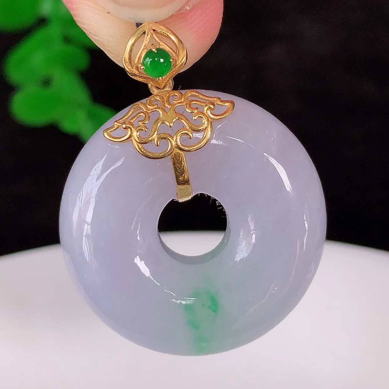自然光实拍，18K金镶嵌水润冰糯种紫底飘花翡翠平安扣吊坠，翡翠平安扣，冰润光泽，寓意平平安安，平安扣佩戴时尚漂亮！#72.28整体29.5*23.5*10裸石23.5*23.5