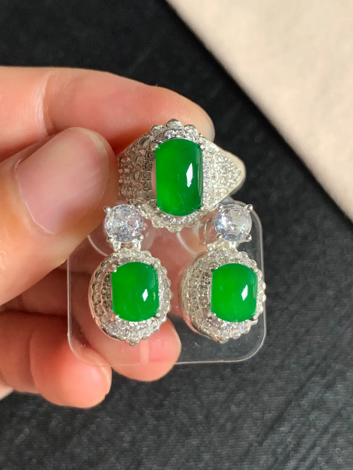 冰种辣阳绿戒面耳钉一套
无纹裂，种好色好品相好，辣阳绿色泽浓郁艳丽，老坑种冰透水灵