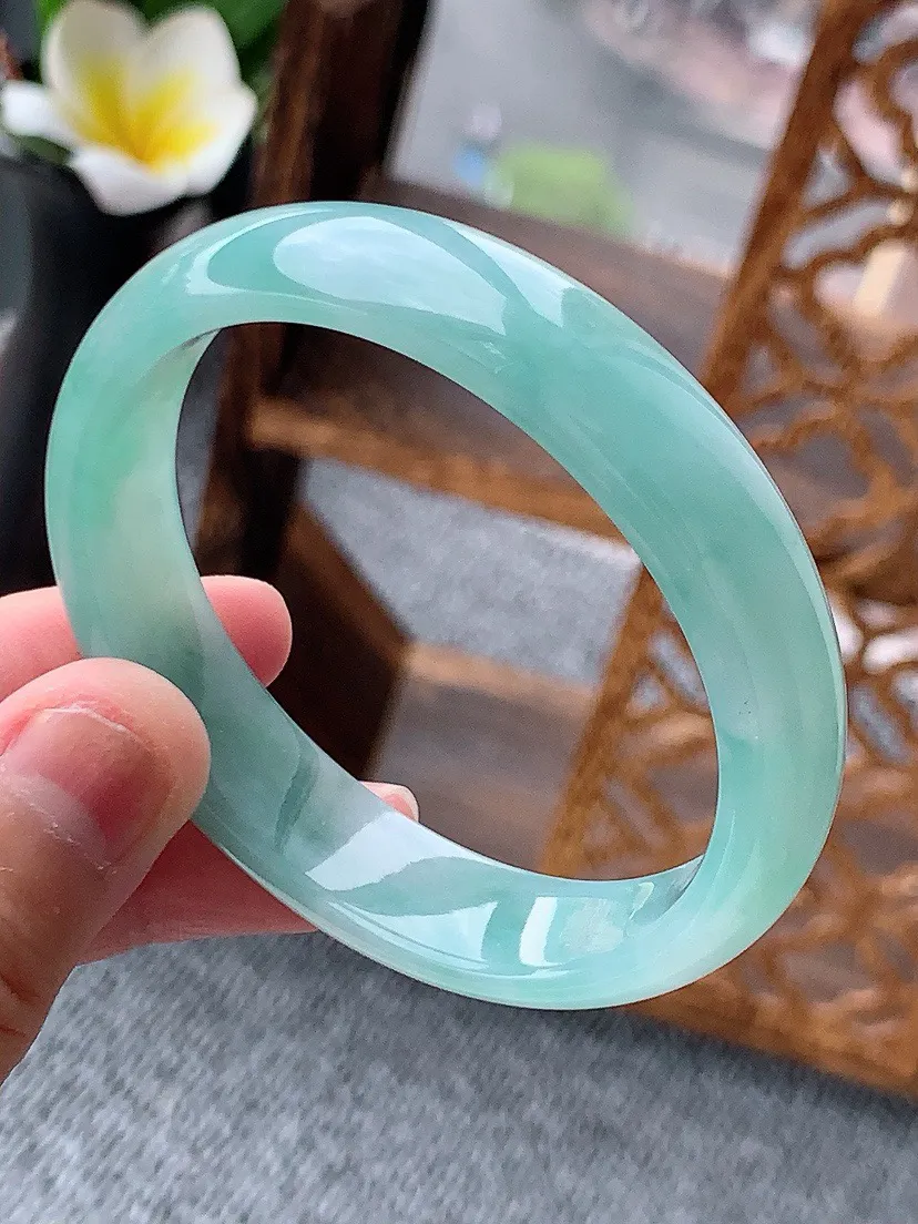 a货翡翠老坑飘花贵妃手镯52-53小圈口 尺寸52×47×12.4×6mm 重量39.07g 0620
