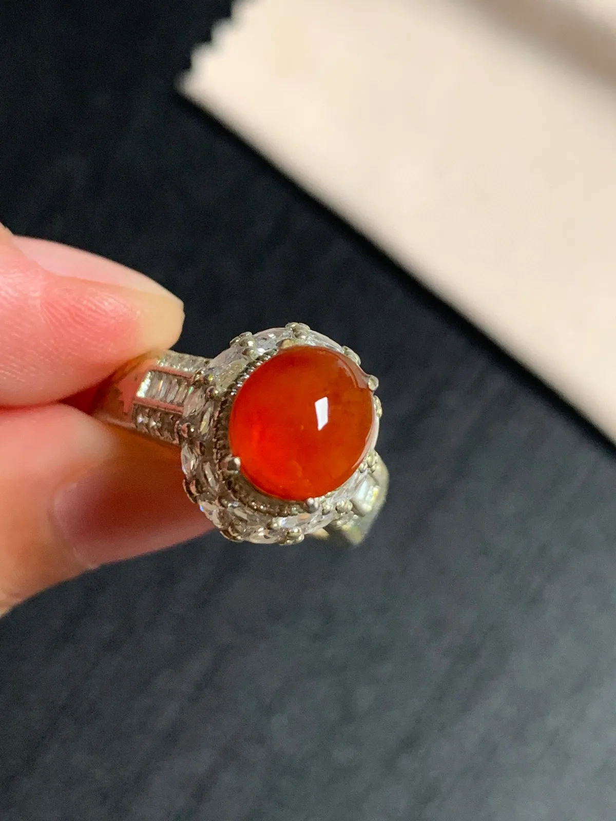 冰种红翡戒面
无纹裂，种好色美品相好，正宫好色泽艳丽浓郁，老坑种冰透水灵饱满圆润