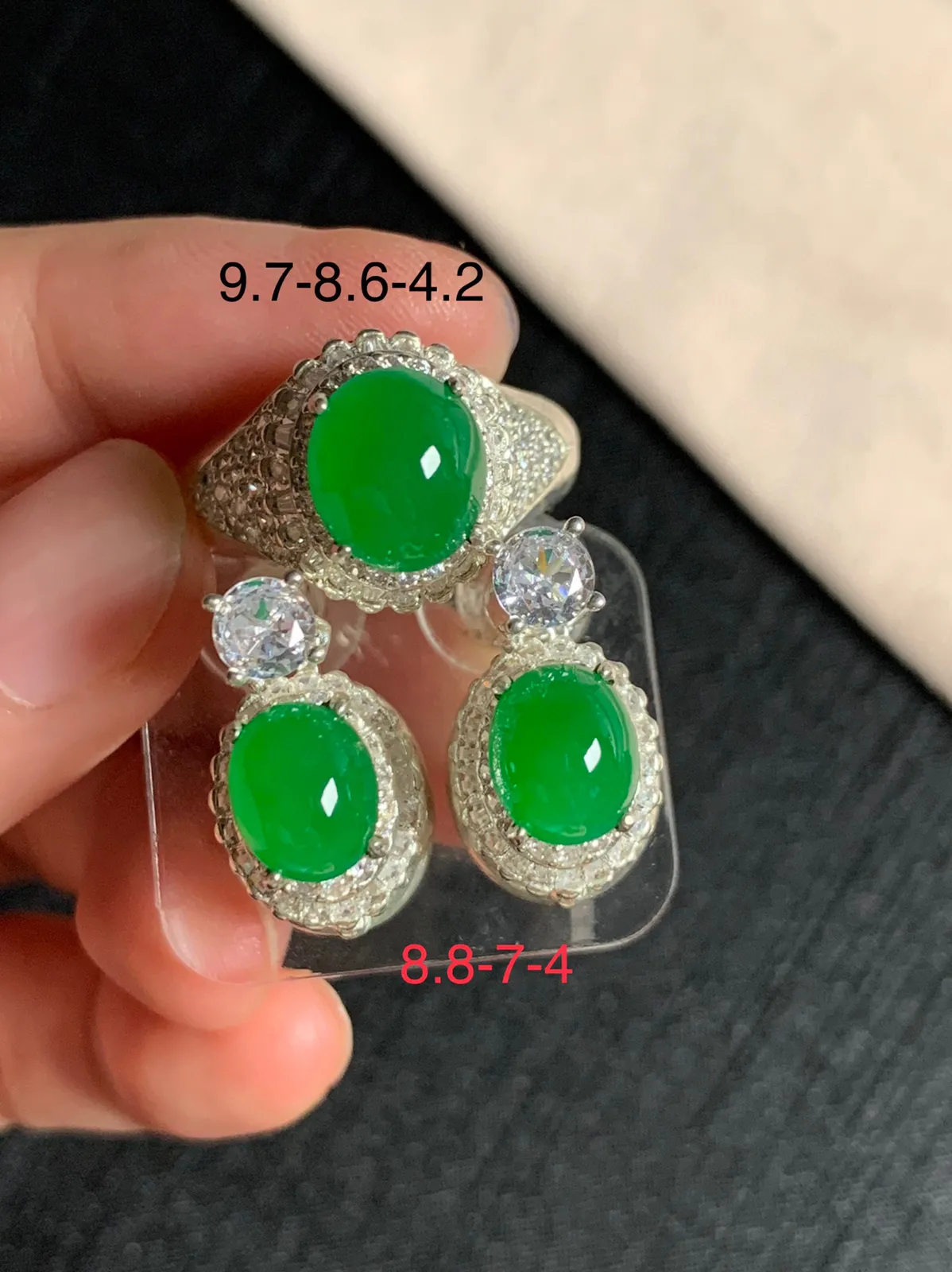 冰阳绿戒面耳钉一套
无纹裂，种好色好品相好，色泽浓郁艳丽，质地细腻水灵饱满圆润