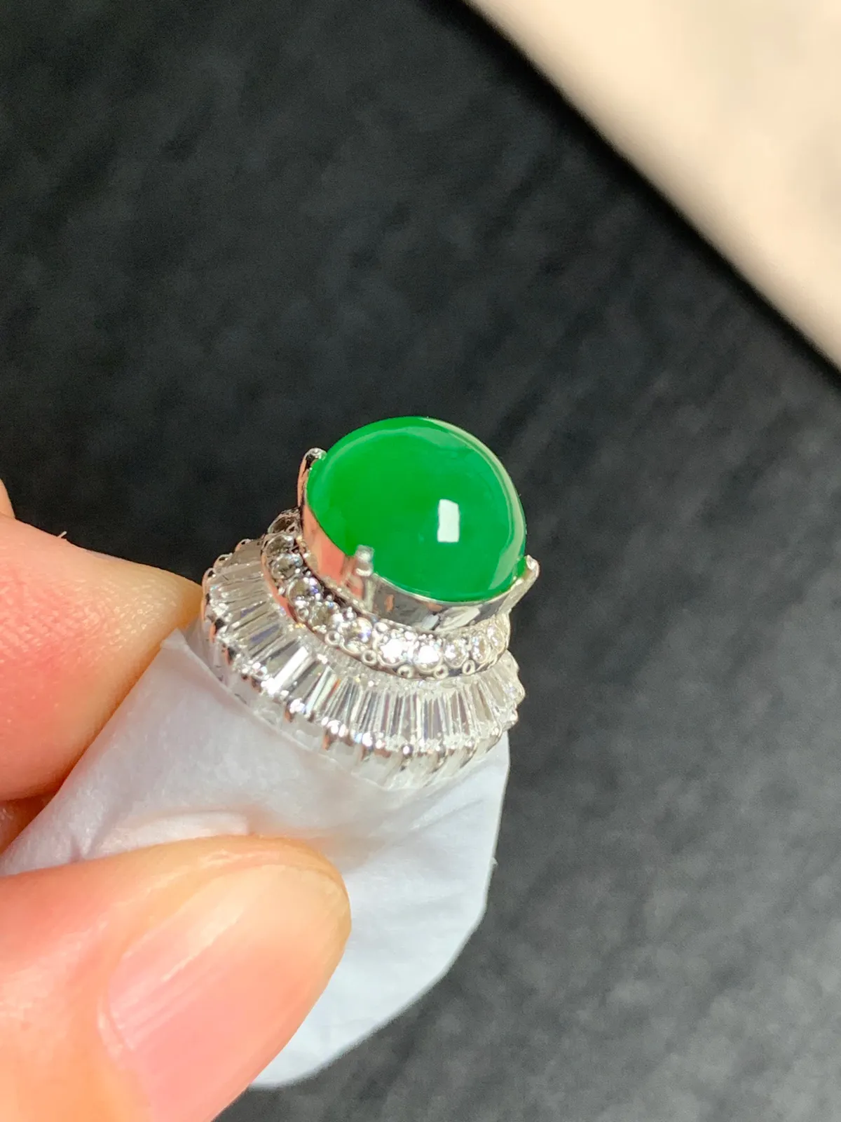 冰阳绿馒头戒面
无纹裂，种好色好品相好，颜色鲜艳明亮，老坑种冰透水灵饱满圆润