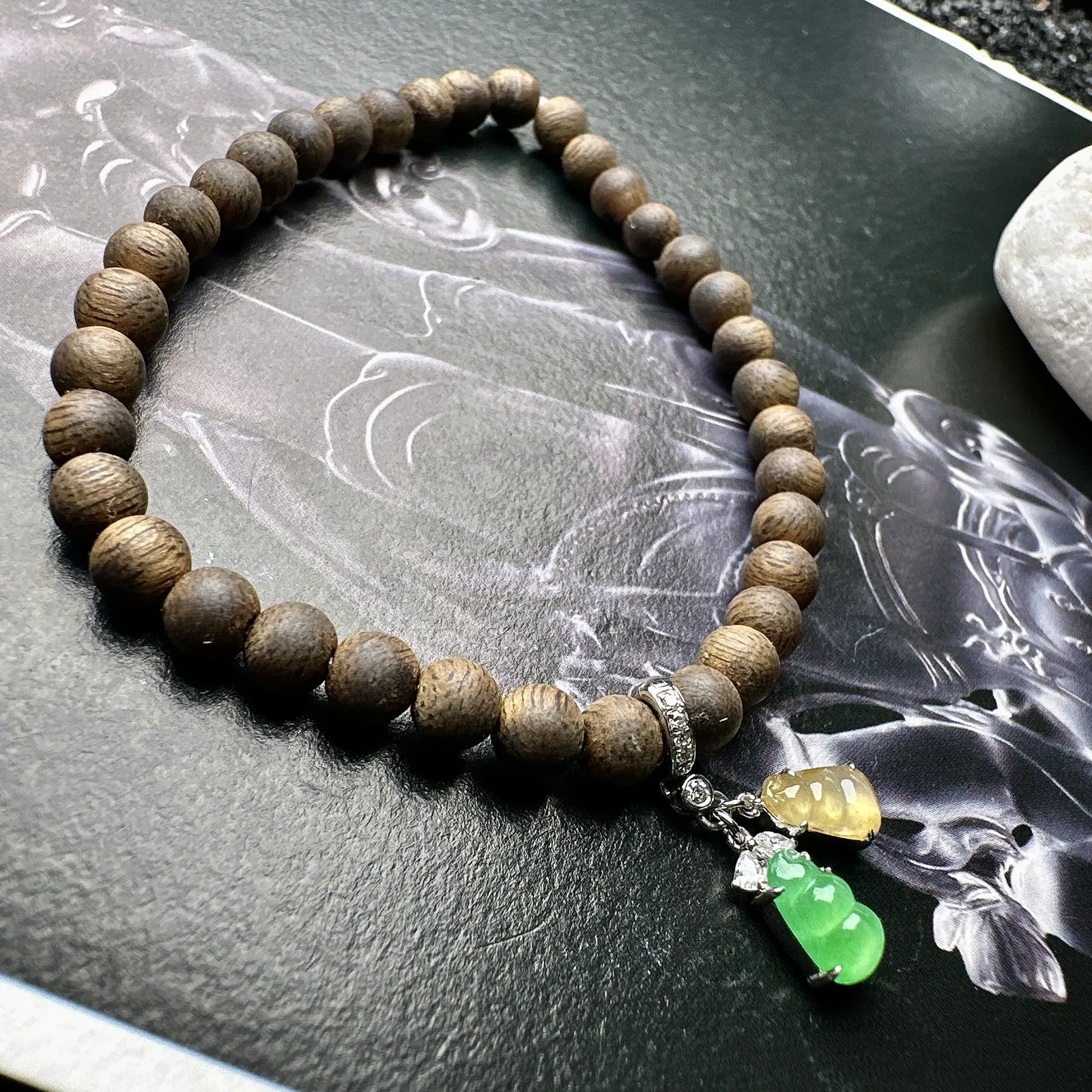 【冰种福豆沉香木手串】五彩缤纷，翡翠的多色之美。颗颗质地细腻，光泽度上佳，颜色亮丽，流行款，4.7直径沉香木