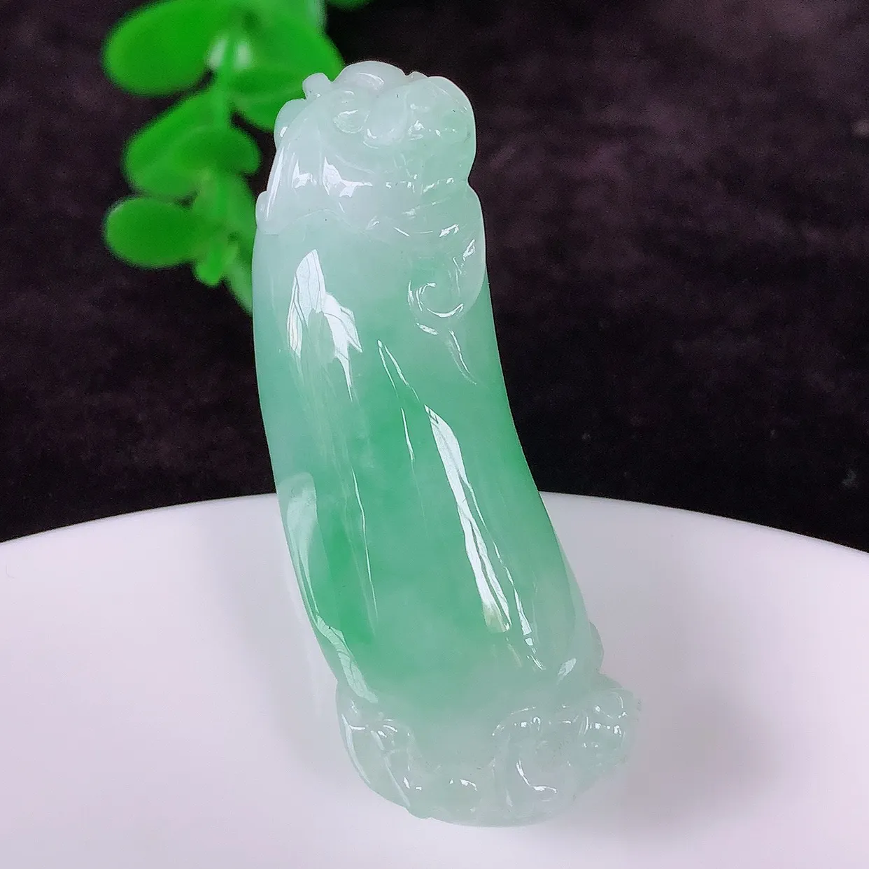自然光实拍，冰润冰糯种飘绿翡翠招财福瓜吊坠，翡翠福瓜招财瓜，冰润且起胶感，佩戴效果优雅迷人！#46.28