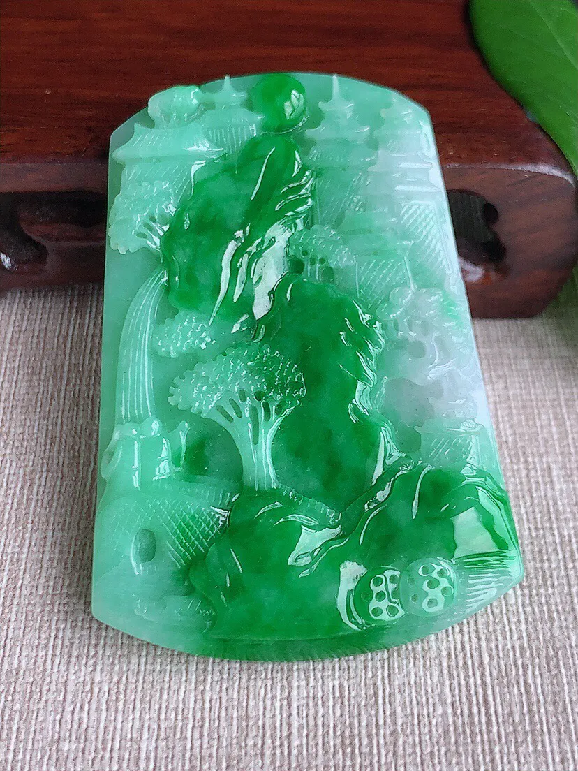 a货翡翠老坑冰润飘阳绿意境山水牌吊坠  尺寸63.8×43.3×6.8mm 重量43.12g 0629