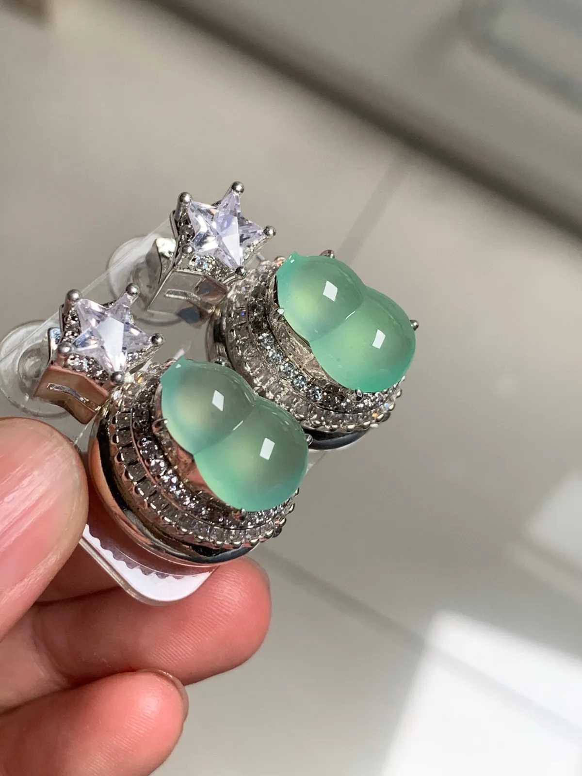 高冰甜绿葫芦耳钉
无纹裂，种好色甜品相好，颜色鲜艳甜美，老坑种冰透水灵饱满圆润