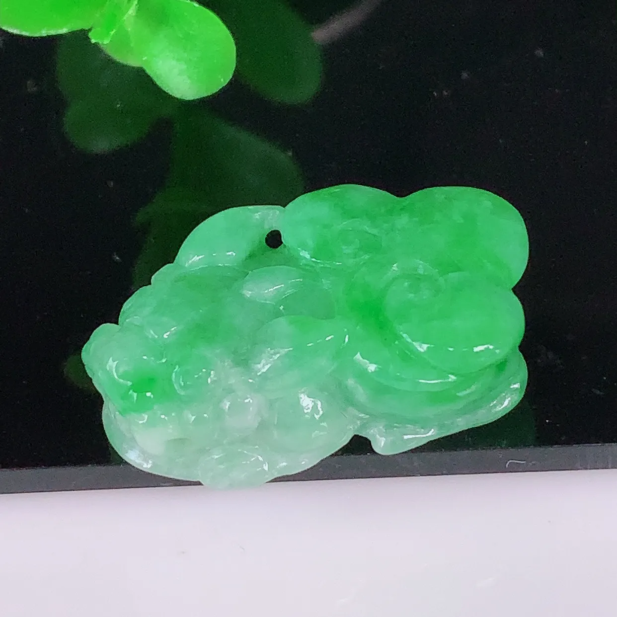自然光实拍，冰润冰糯种飘阳绿翡翠招财貔貅吊坠，民间有“一摸貔貅运程旺盛，再摸貔貅财运滚滚，三摸貔貅平
