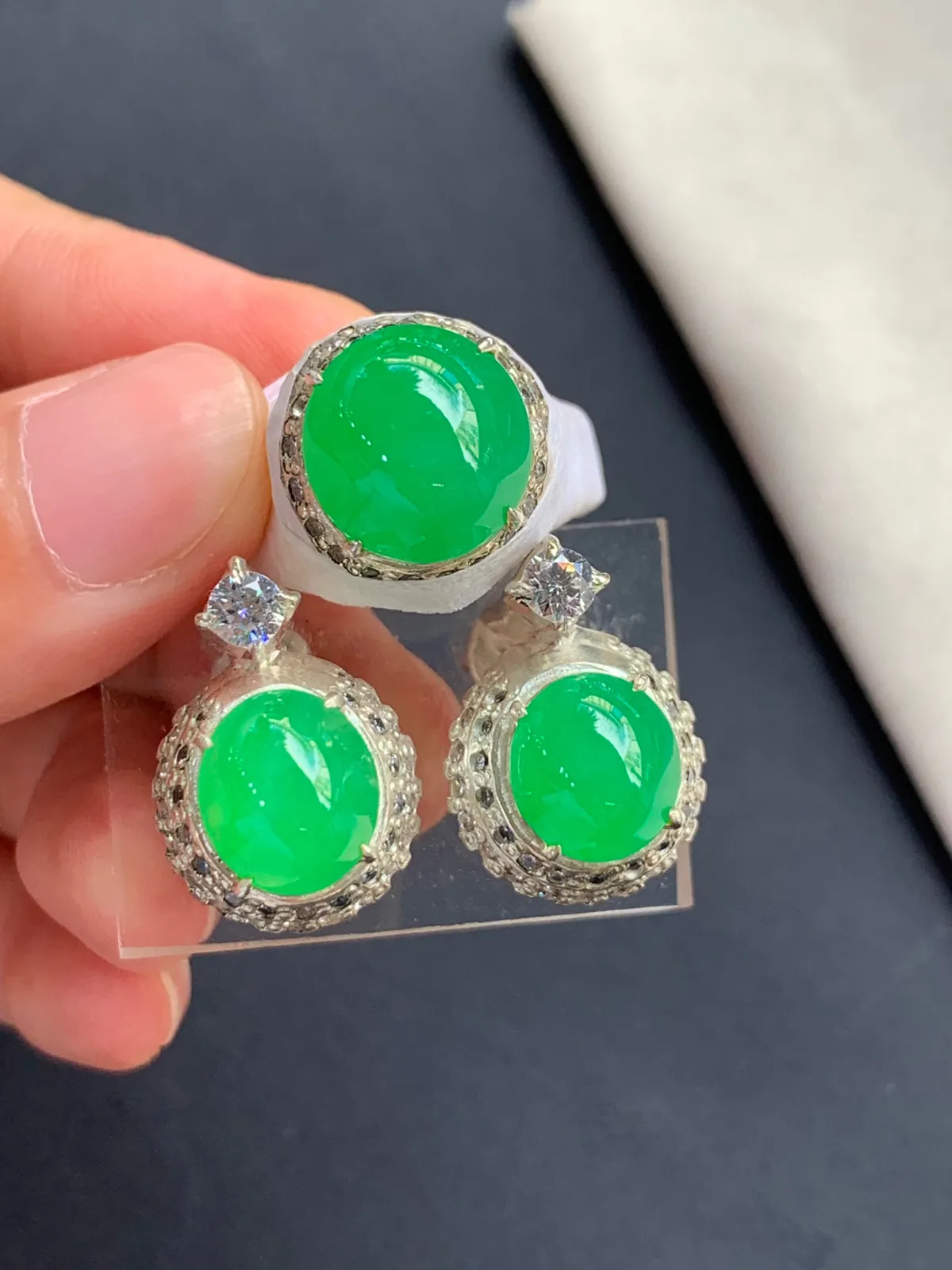 冰阳绿戒面耳钉一套
无纹裂，种好色好品相好好，颜色鲜艳明亮，质地细腻水灵饱满圆润