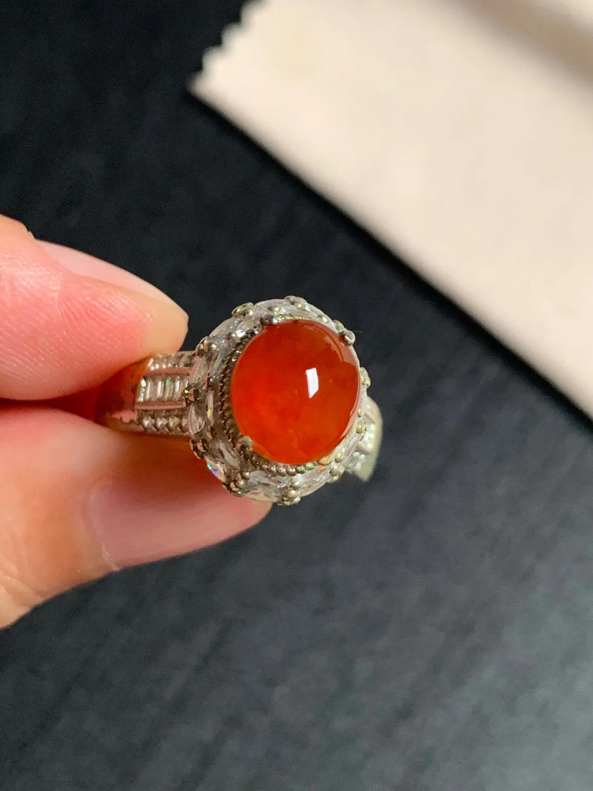冰种红翡戒面
无纹裂，种好色美品相好，正宫好色泽艳丽浓郁，老坑种冰透水灵饱满圆润