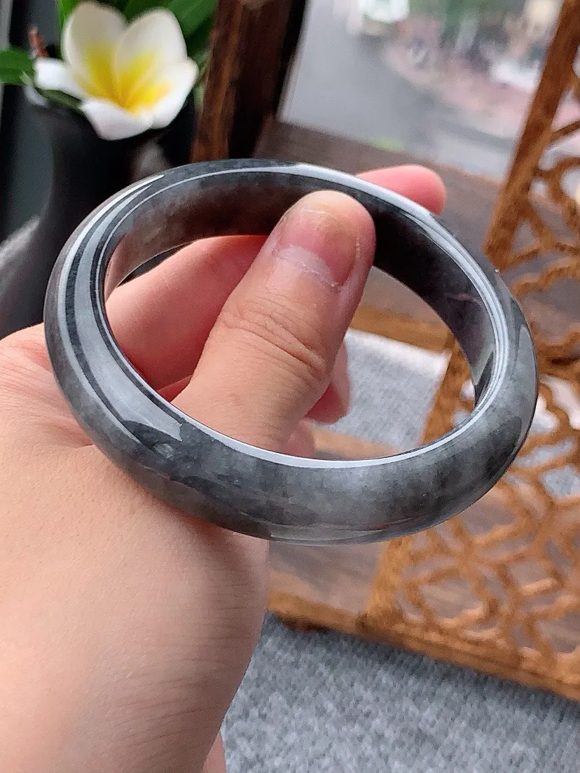 a货翡翠老坑乌鸡种正装正圈手镯56-57圈口  尺寸56×12.4×7.6mm 重量56.00g 0620