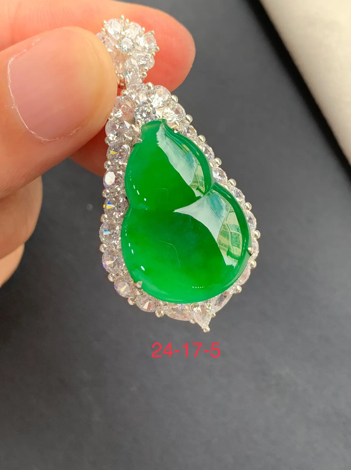 冰种辣阳绿葫芦吊坠
无纹裂，种好色好品相好，色泽浓郁艳丽，质地细腻水灵