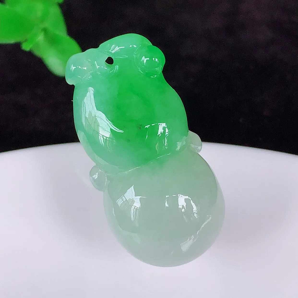 自然光实拍，冰润冰糯种飘阳绿翡翠葫芦吊坠，葫芦寓意福禄双全，财源滚滚，饱满，清新脱俗，佩戴效果优雅迷人！#57.28