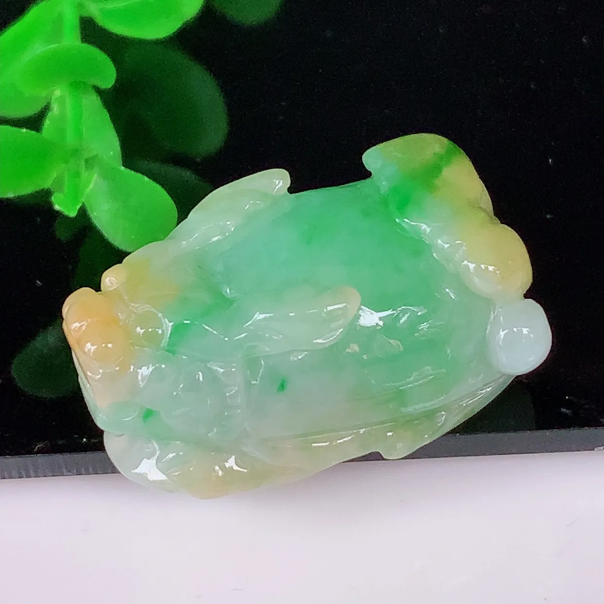 自然光实拍，冰润冰糯种双彩黄加绿翡翠招财貔貅吊坠，民间有“一摸貔貅运程旺盛，再摸貔貅财运滚滚，三摸貔