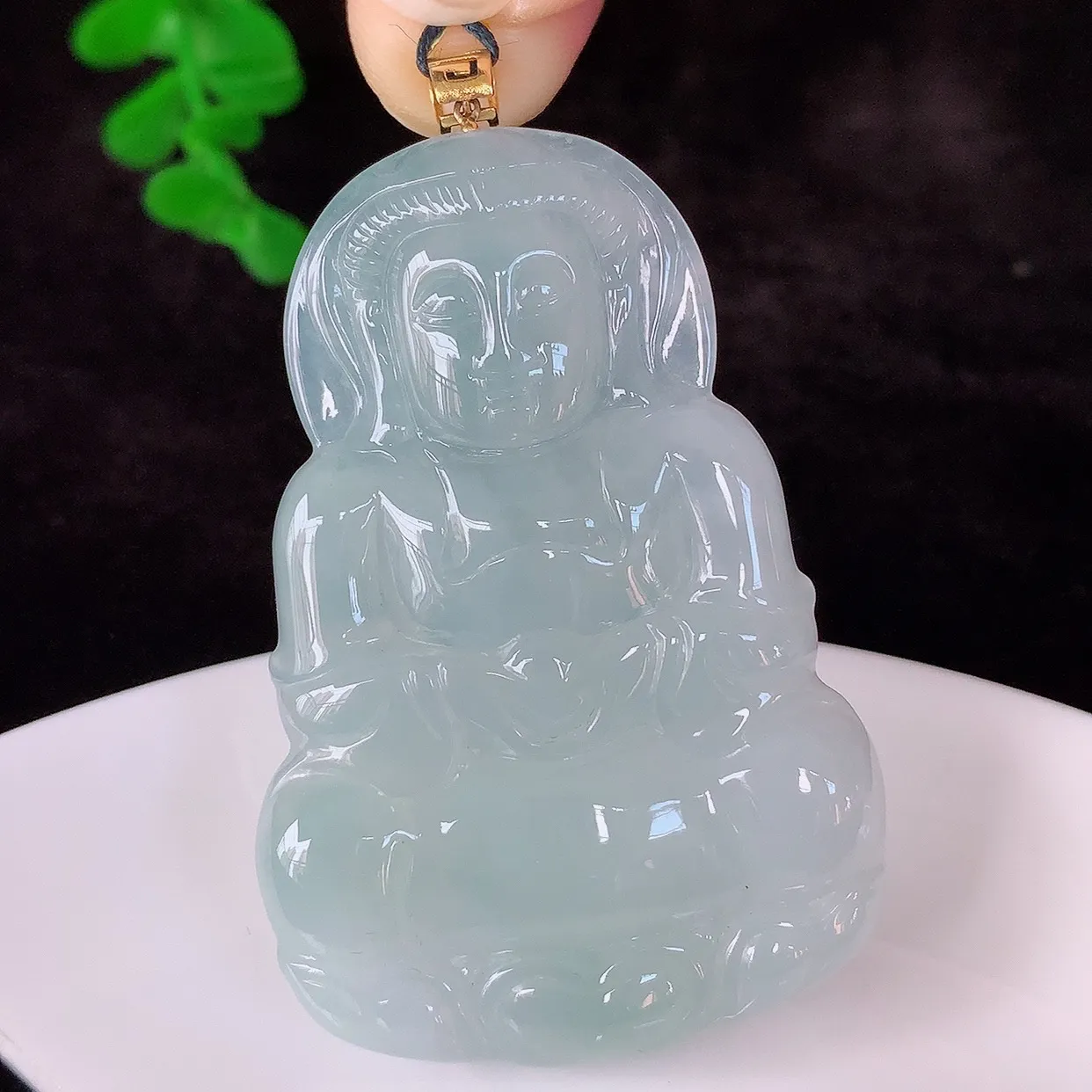 自然光实拍，18K金镶嵌冰种翡翠观音吊坠，赐福翡翠观音，翠色迷人，观音面相端庄，佩戴时尚出众！#35.28整体60.8*裸石53*36*5