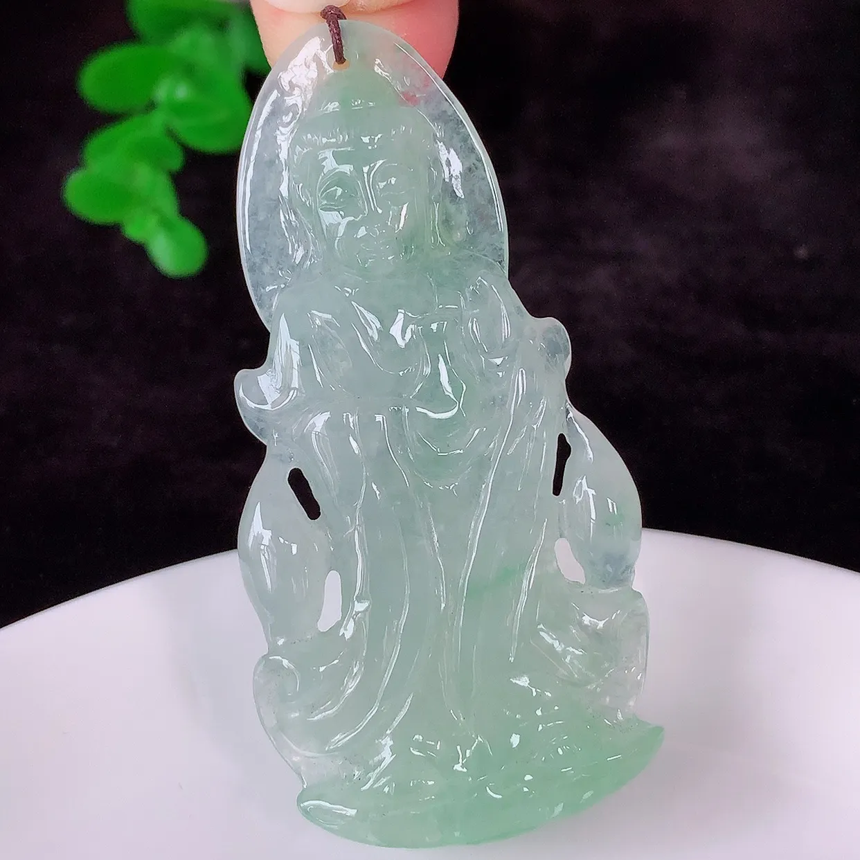 自然光实拍，冰种飘绿翡翠正装观音吊坠，赐福翡翠观音，翠色迷人，观音面相端庄，佩戴时尚出众！#02.28