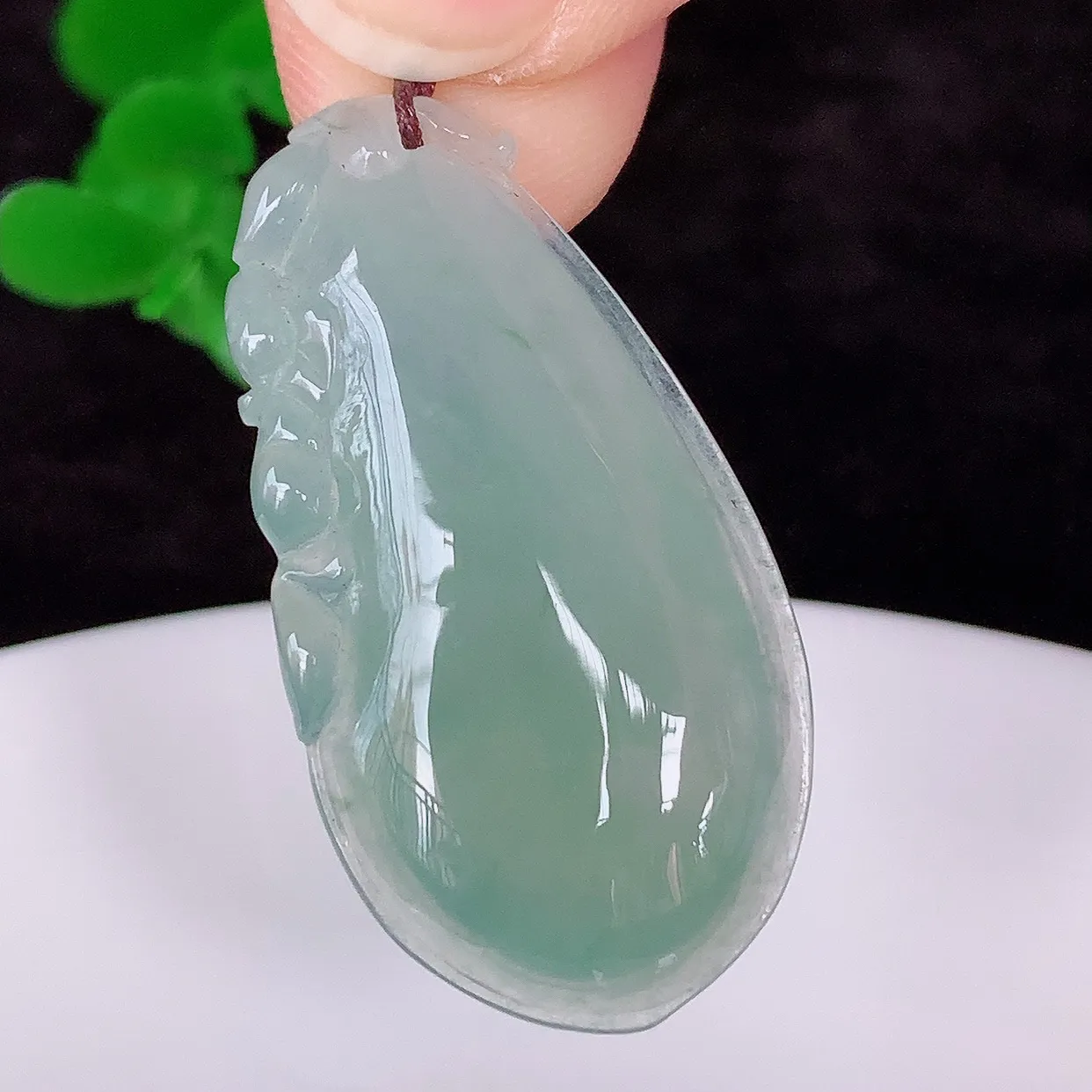 自然光实拍，冰润冰种飘绿翡翠招财福瓜吊坠，翡翠福瓜招财瓜，冰润且起胶感，佩戴效果优雅迷人！#57.28