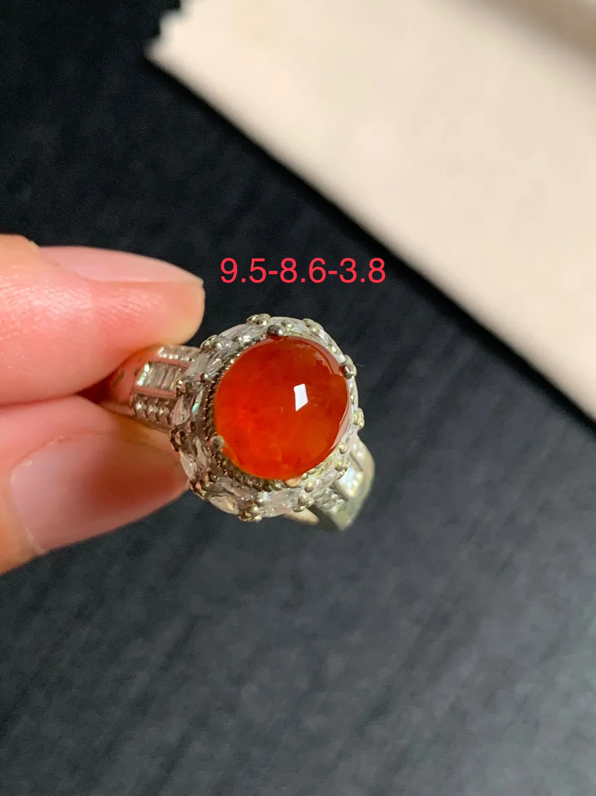 冰种红翡戒面
无纹裂，种好色美品相好，正宫好色泽艳丽浓郁，老坑种冰透水灵饱满圆润