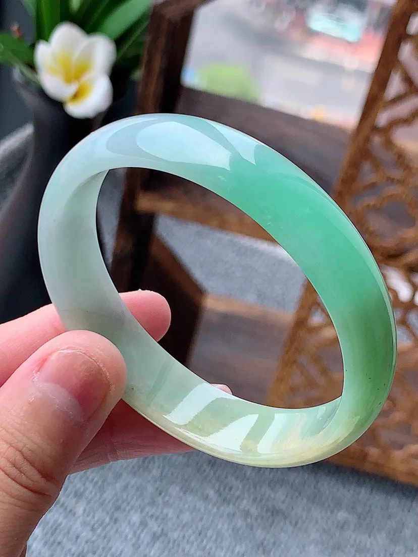a货翡翠老坑黄加绿双彩贵妃手镯54-55圈口尺寸54.3×48×13.4×5.7mm 重量37.60