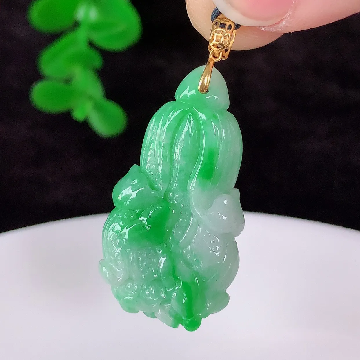 自然光实拍，18K金镶嵌冰润冰糯种飘阳绿翡翠招百财白菜吊坠，百财聚来，财源滚滚，色泽鲜艳，精工水润的白菜，性价比高！#1.28