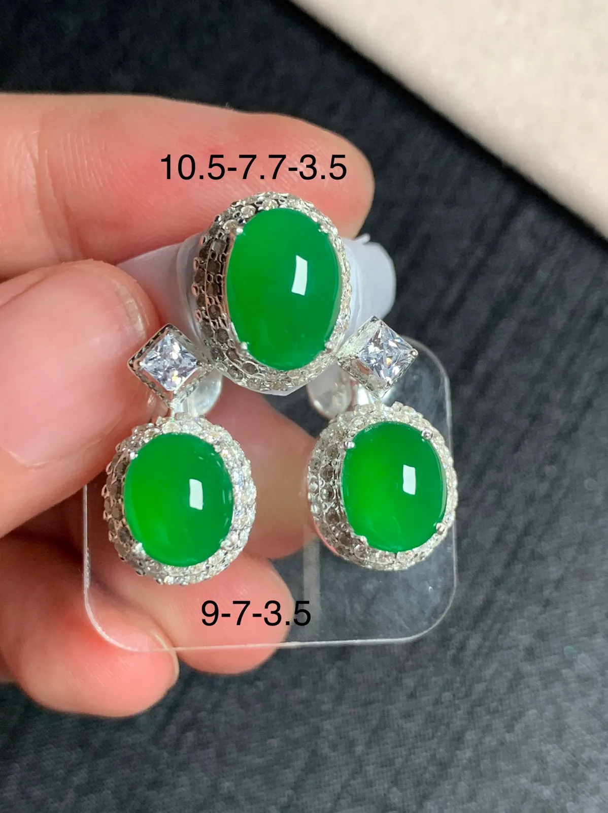 冰种辣阳绿戒面耳钉一套
无纹裂，种好色好品相好，色泽浓郁艳丽，老坑种质地细腻水灵纯净