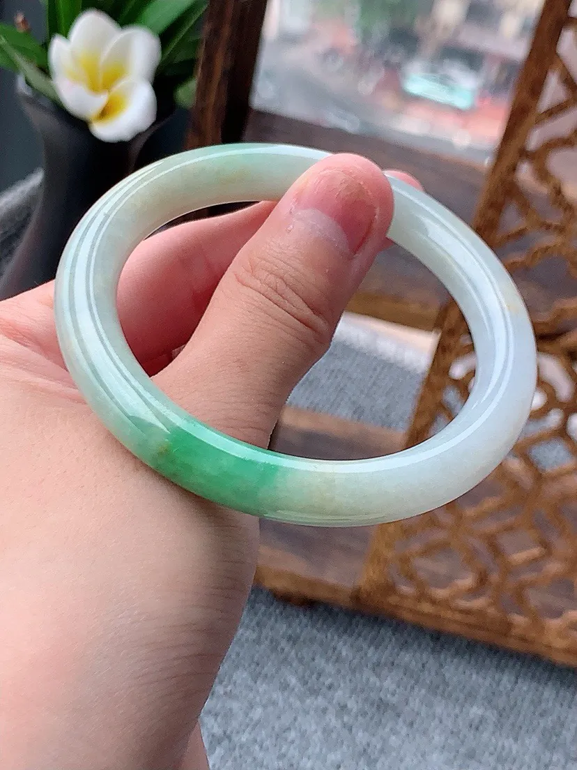 a货翡翠老坑黄加绿双彩圆条手镯54-55圈口  尺寸54×8.4mm 重量40.78g 0619