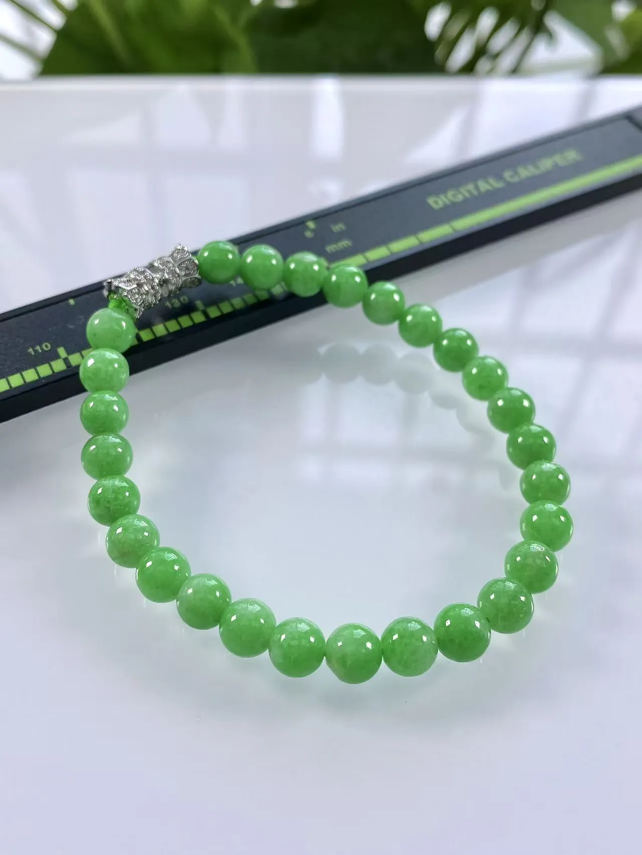 缅甸天然翡翠A货，卡6.3冰润满绿阳绿圆珠手串手链，尺寸：6.3mm/27颗，长度175mm，重量：13.13g