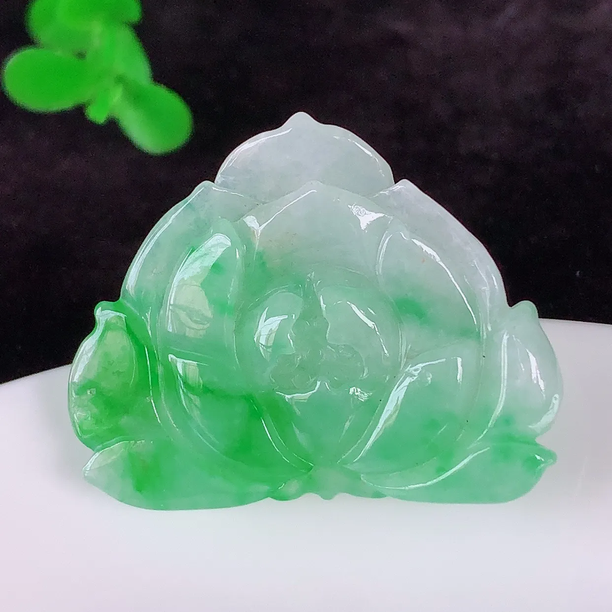 自然光实拍，冰润冰糯种飘阳绿翡翠莲花吊坠，花开富贵，种老水足，翠色灵动，寓意美好，佩戴时尚出众！#01.28
