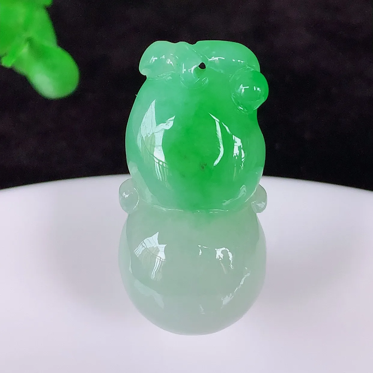 自然光实拍，冰润冰糯种飘阳绿翡翠葫芦吊坠，葫芦寓意福禄双全，财源滚滚，饱满，清新脱俗，佩戴效果优雅迷人！#57.28