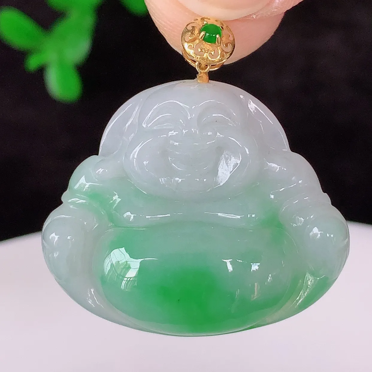 自然光实拍，18K金镶嵌冰糯种飘阳绿翡翠佛公吊坠，冰透饱满， 佛公亦保平安，寓意有福（佛公）相伴，品相佳，配戴优雅迷人！#35.28整体28.8*裸石22.6*27*5