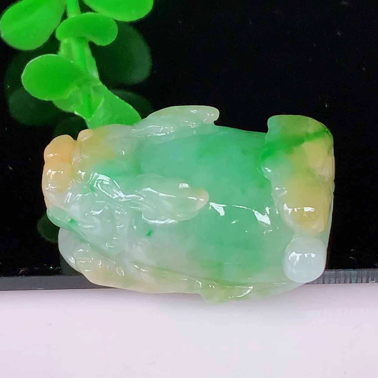 自然光实拍，冰润冰糯种双彩黄加绿翡翠招财貔貅吊坠，民间有“一摸貔貅运程旺盛，再摸貔貅财运滚滚，三摸貔貅平步青云 ”的美好祝愿。#02.28