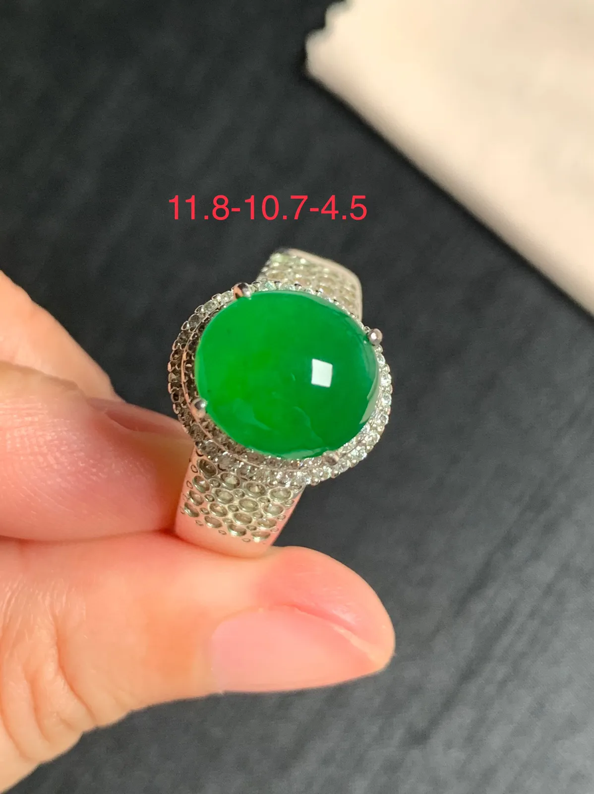 冰种辣阳绿戒面
无纹裂，种好色好品相好，色泽浓郁艳丽，老坑种冰透水灵饱满圆润